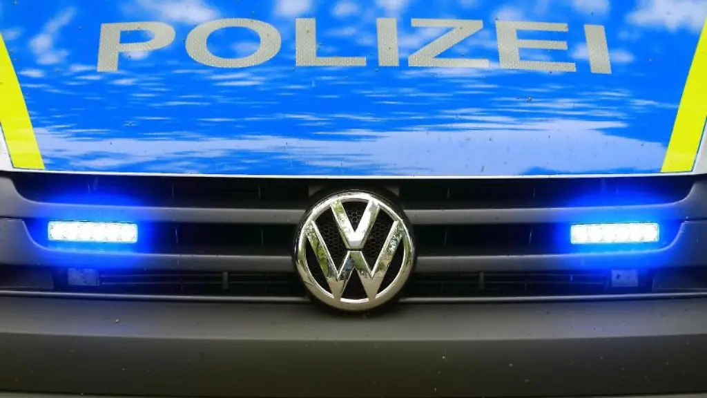 Ein-Fahrzeug-der-Polizei-ist-im-Einsatz