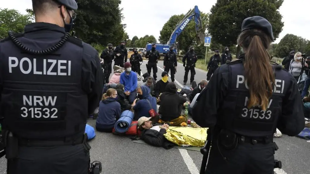 Demonstranten-sitzen-auf-der-L277-um-den-Abriss-der-Strasse-zu-verhindern