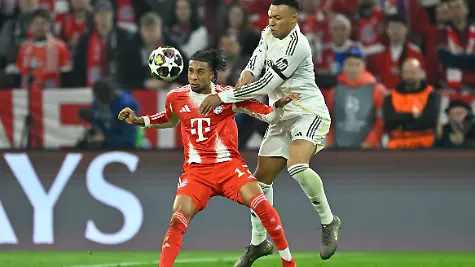 Muenchen-Allianz-Arena-15-04-26-GER-Herren-UEFA-Champions-League-Viertelfinale-Saison-2025-2026-FC-Bayern-Muenchen-Real-Madrid-Bild-v-li-im-Zweikampf-Michael-OLISE-Muenchen-und-Jude-BELLINGHAM-Real-Madrid-UEFA-regulations-prohibit-any-use-of-photographs-as-image-sequences-and-or-quasi-video