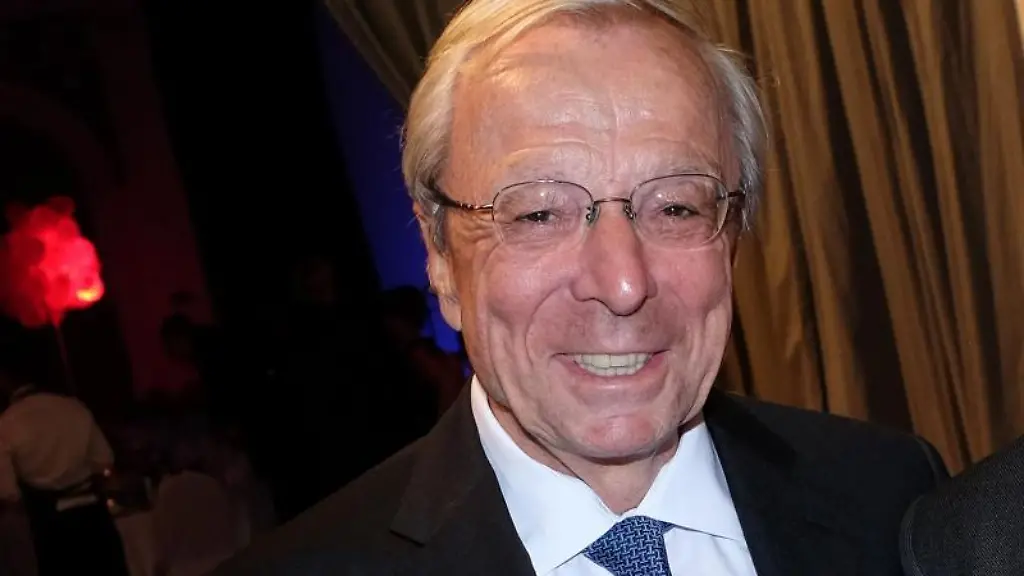 Der-Unternehmer-Guenter-Herz-schaut-in-die-Kamera-des-Fotografen