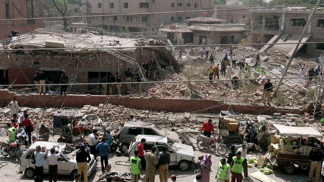 Ein Bild der Zerstörung: Rettungskräfte in Lahore am Ort des Anschlags.