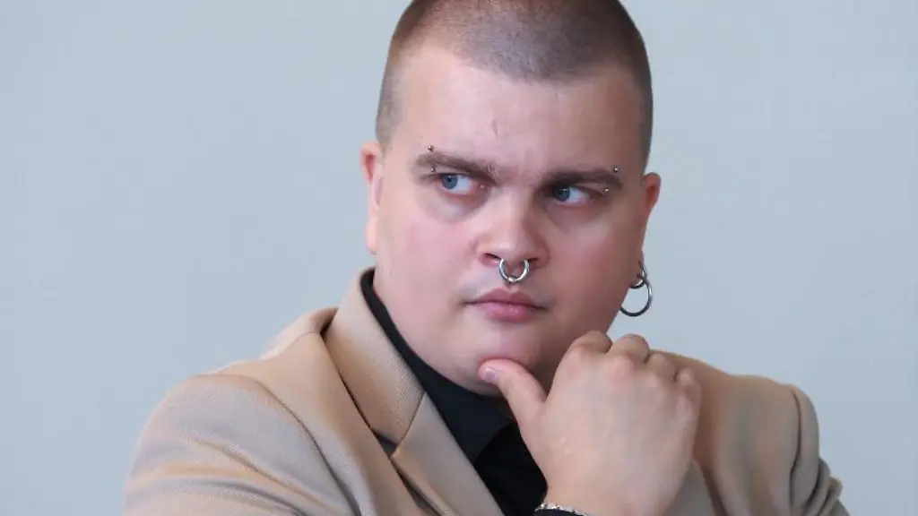 Jonathan-Wiegers-waehrend-einer-Pressekonferenz