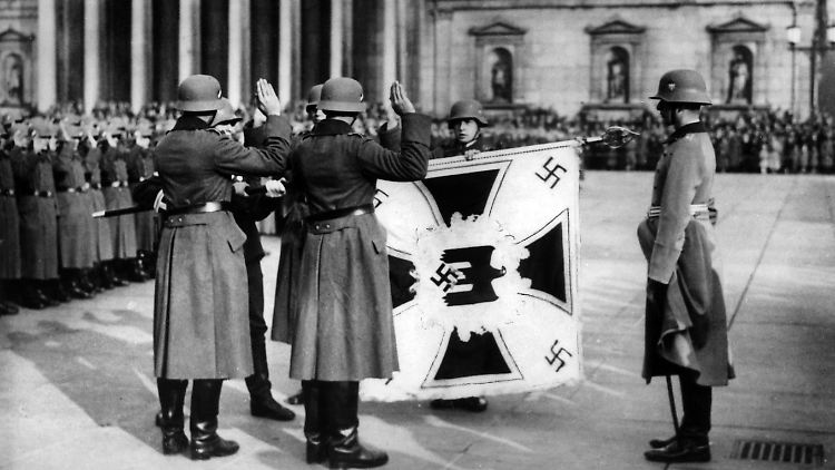 Vier Rekruten der deutschen Wehrmacht schwören während der NS-Zeit in Deutschland den feierlichen Fahneneid.