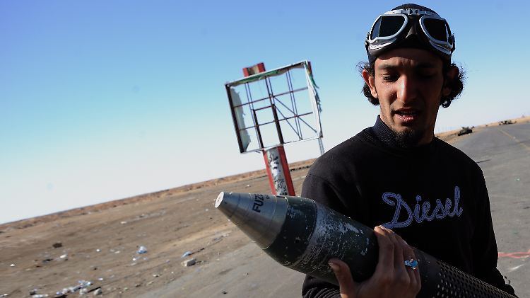 Für jede Waffe dankbar: ein Rebellen im Kampf gegen den libyschen Sstaatschef. 