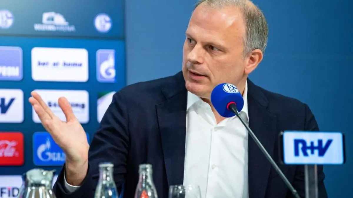 Jochen-Schneider-spricht-auf-einer-Pressekonferenz