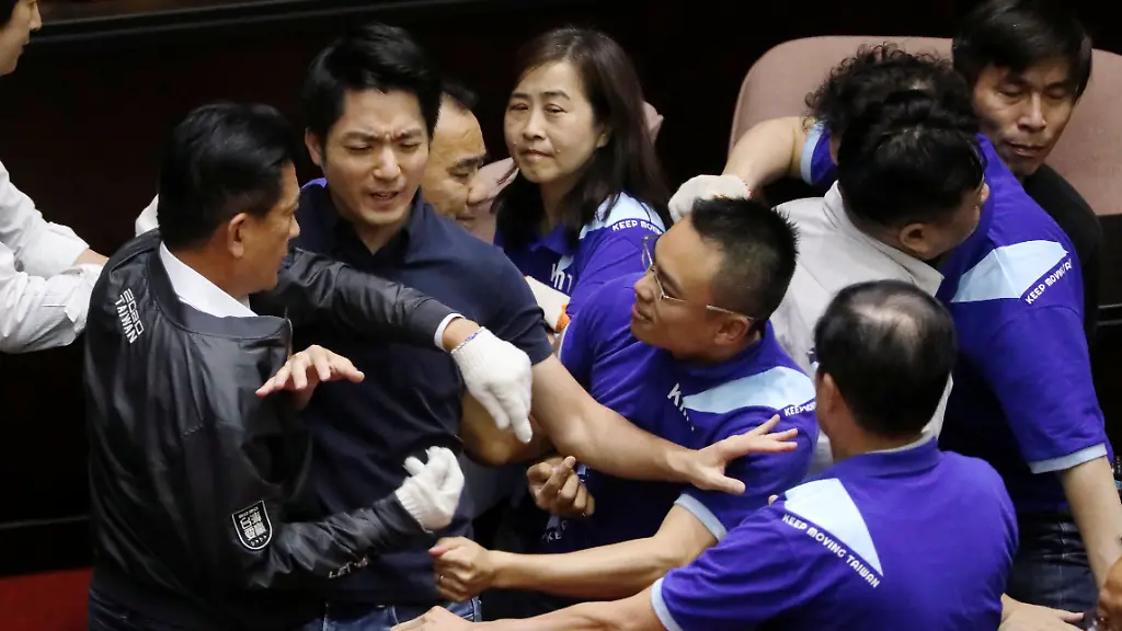 Es-ist-nicht-das-erste-Mal-dass-ein-Streit-in-Taiwans-Parlament-nonverbal-geklaert-wird