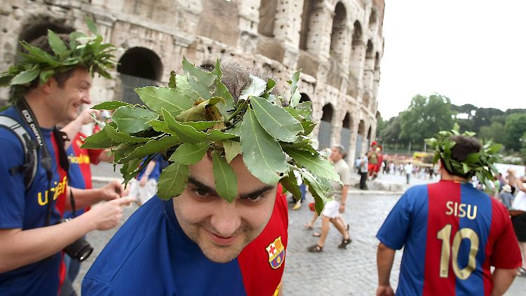 Es geht auch friedlich: Einige Barca-Fans ziehen - als Vorbote des erhofften Sieges - mit Lorbeer bekränzt durch Italiens Hauptstadt.