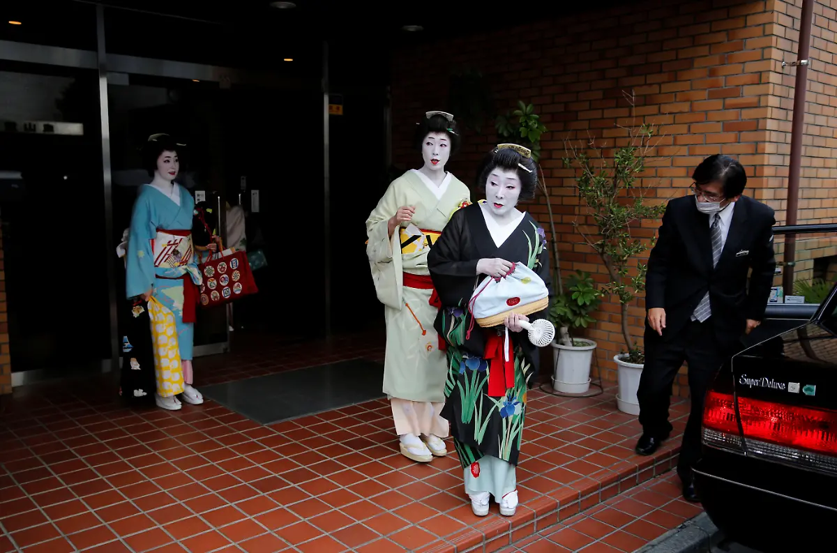 2020-07-16T060344Z-1264957551-RC26UH9DIMU3-RTRMADP-3-HEALTH-CORONAVIRUS-JAPAN-GEISHA