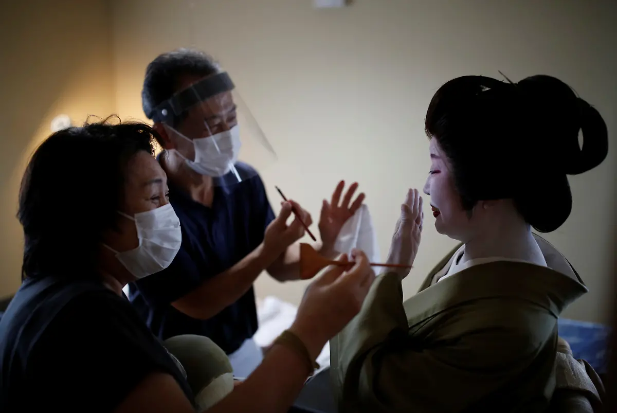2020-07-16T060338Z-740950302-RC26UH9OEFAZ-RTRMADP-3-HEALTH-CORONAVIRUS-JAPAN-GEISHA