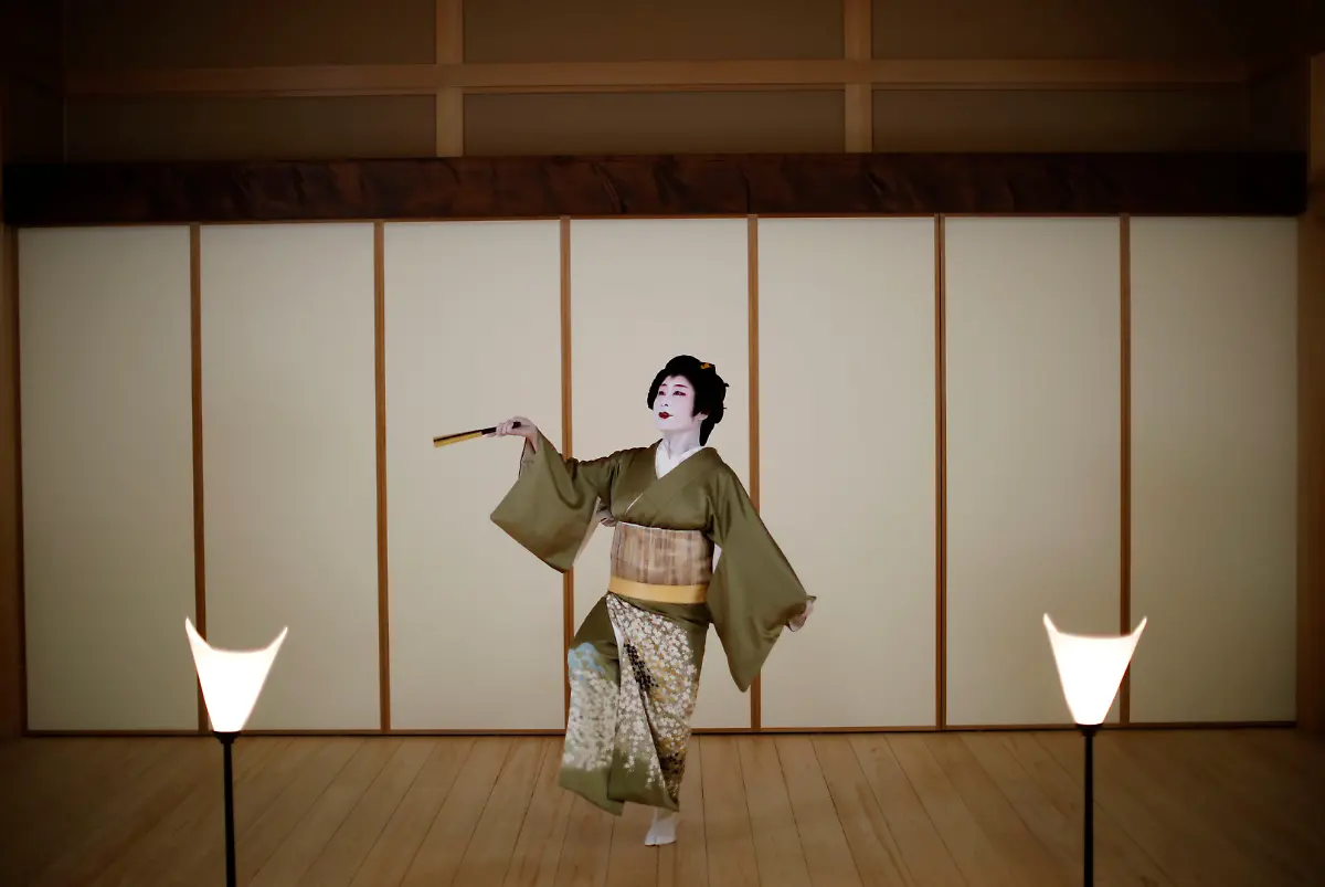 2020-07-16T060345Z-102521340-RC26UH9NGPCK-RTRMADP-3-HEALTH-CORONAVIRUS-JAPAN-GEISHA