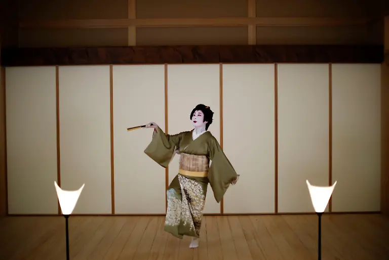 2020-07-16T060345Z-102521340-RC26UH9NGPCK-RTRMADP-3-HEALTH-CORONAVIRUS-JAPAN-GEISHA