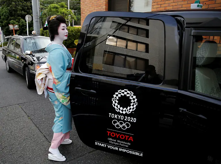 2020-07-16T060445Z-1594839466-RC26UH9UHFHP-RTRMADP-3-HEALTH-CORONAVIRUS-JAPAN-GEISHA