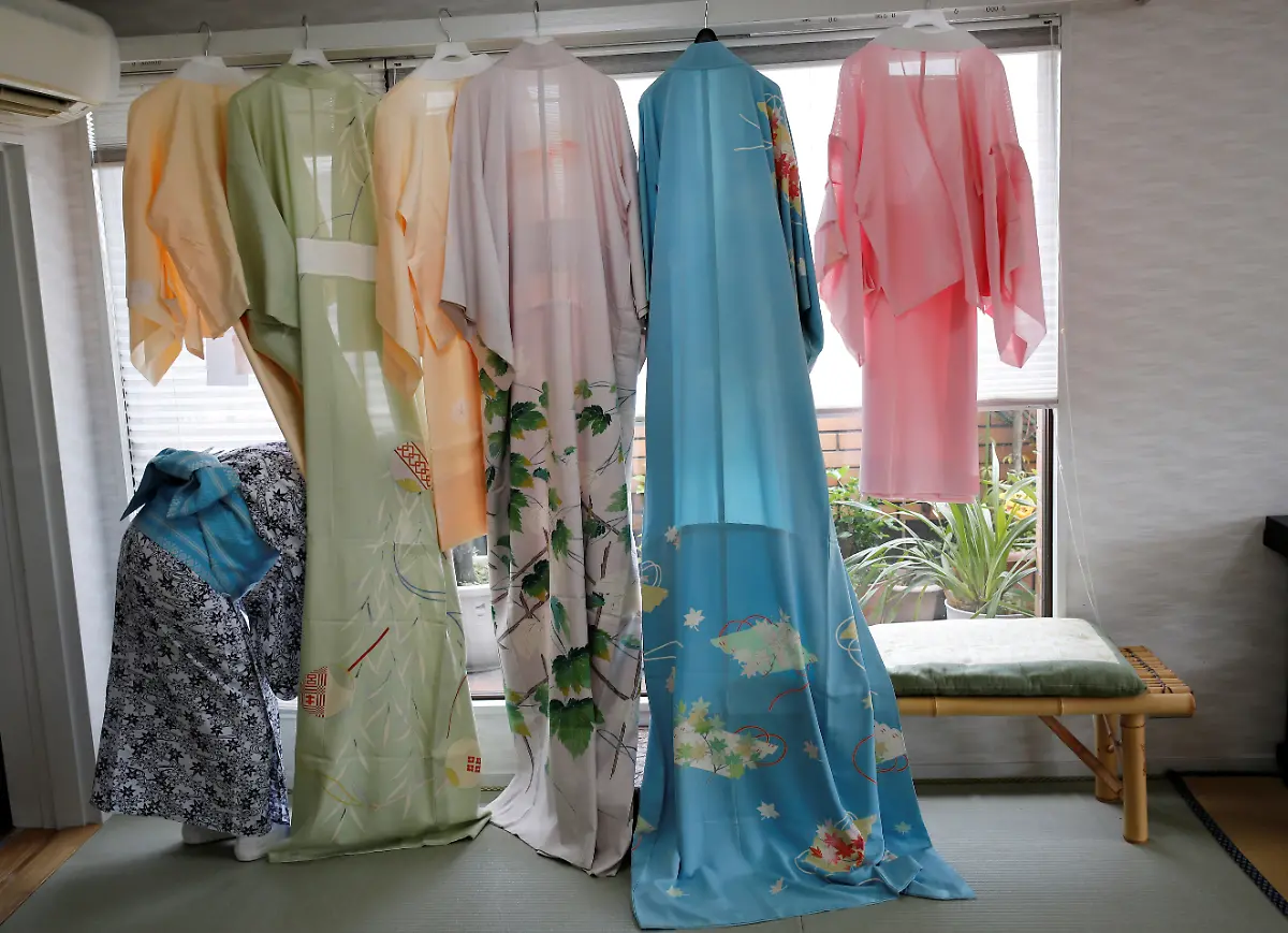 2020-07-16T060424Z-758097597-RC26UH9CMMW7-RTRMADP-3-HEALTH-CORONAVIRUS-JAPAN-GEISHA