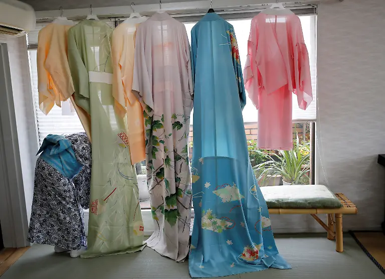 2020-07-16T060424Z-758097597-RC26UH9CMMW7-RTRMADP-3-HEALTH-CORONAVIRUS-JAPAN-GEISHA