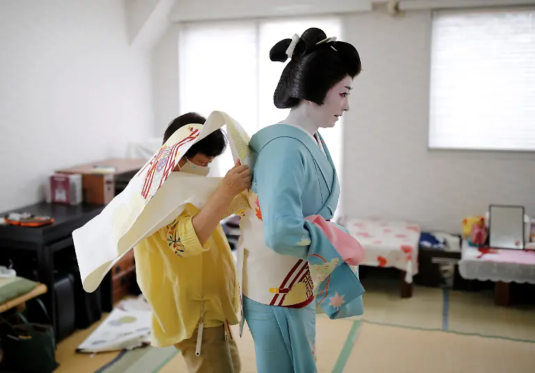2020-07-16T060444Z-340497417-RC26UH9V5L2F-RTRMADP-3-HEALTH-CORONAVIRUS-JAPAN-GEISHA