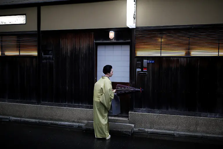 2020-07-16T060414Z-389440068-RC26UH9YMF39-RTRMADP-3-HEALTH-CORONAVIRUS-JAPAN-GEISHA