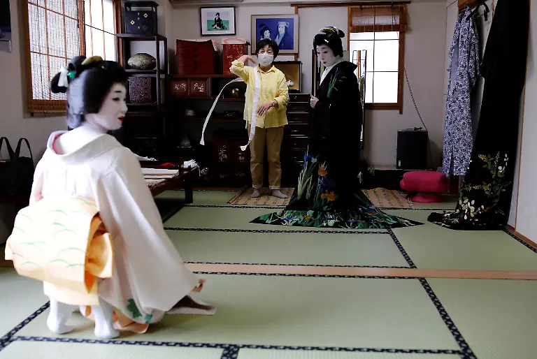 2020-07-16T060421Z-1037922291-RC26UH9GSU1L-RTRMADP-3-HEALTH-CORONAVIRUS-JAPAN-GEISHA