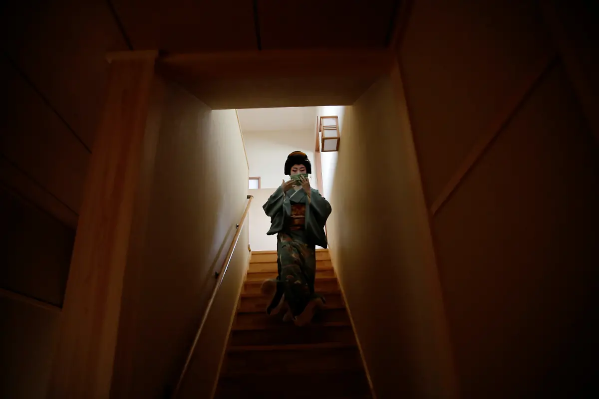 2020-07-16T060417Z-478203460-RC26UH9SNFAK-RTRMADP-3-HEALTH-CORONAVIRUS-JAPAN-GEISHA