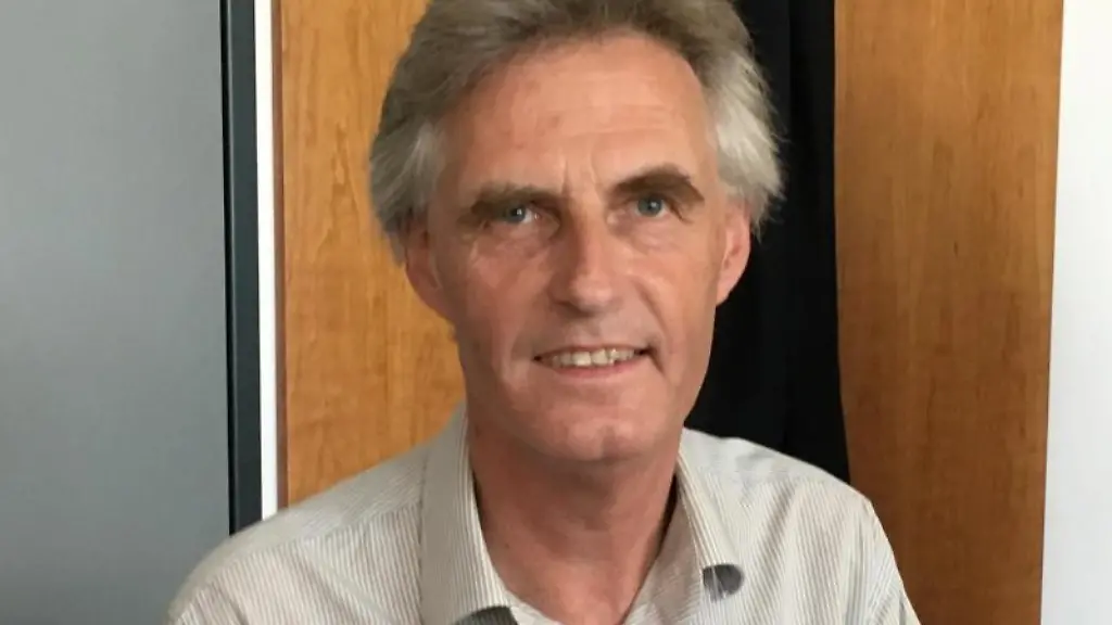 Der-Wissenschaftler-Ulrich-Kutschera-zeigt-im-Gerichtssaal-sein-Buch-Das-Gender-Paradoxon