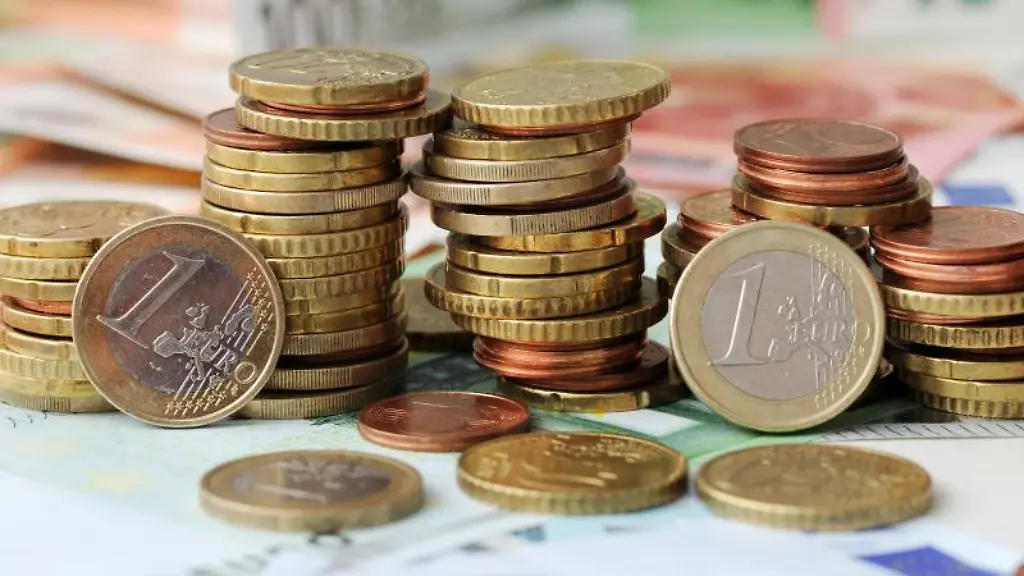 Euro-Muenzen-auf-Euro-Banknoten