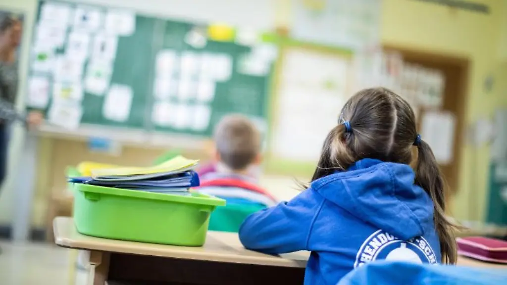 Schuelerinnen-und-Schueler-sitzen-in-ihrem-Klassenraum