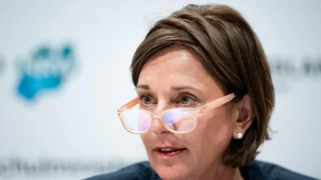 NRW-Schulministerin-Yvonne-Gebauer-FDP-auf-einer-Pressekonferenz