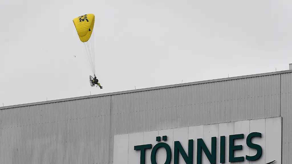 Mit-Gleitschirmen-und-Bannern-protestiert-Greenpeace-bei-Toennies-gegen-das-Schweinesystem