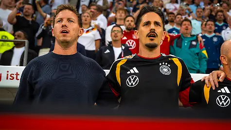 31-05-2026-Fussball-Freundschafts-Laenderspiele-3-Spieltag-Deutschland-Finnland-in-der-Mewa-Arena-Mainz-von-links-Bundestrainer-Julian-Nagelsmann-Deutschland-Co-Trainer-Benjamin-Huebner-Deutschland-singen-die-Nationalhymne-kraeftig-mit