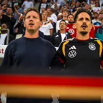 31-05-2026-Fussball-Freundschafts-Laenderspiele-3-Spieltag-Deutschland-Finnland-in-der-Mewa-Arena-Mainz-von-links-Bundestrainer-Julian-Nagelsmann-Deutschland-Co-Trainer-Benjamin-Huebner-Deutschland-singen-die-Nationalhymne-kraeftig-mit