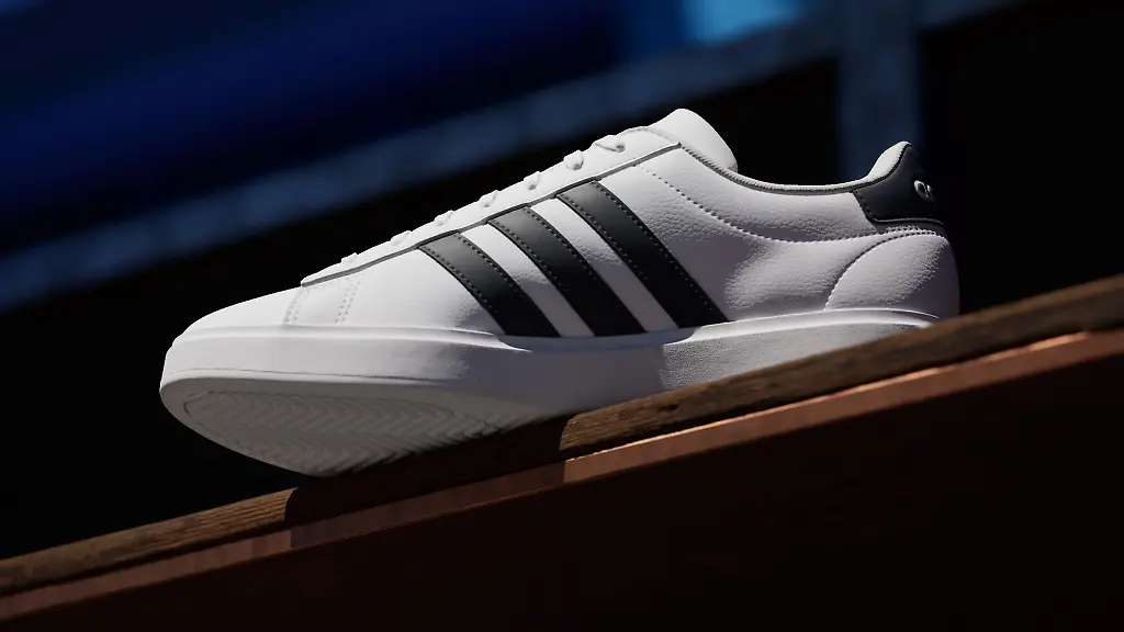 Weisse-Schuhe-gehen-immer-so-auch-etwa-der-Adidas-Grand-Court-in-Weiss-mit-schwarzen-Details