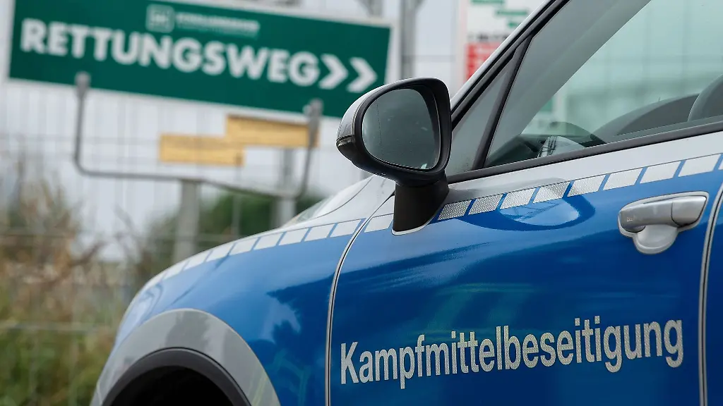 Der-Kampfmittelseitungsdienst-soll-die-Granate-unschaedlich-machen