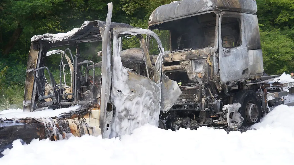 Mit-Spezialschaum-wurden-die-Flammen-geloescht