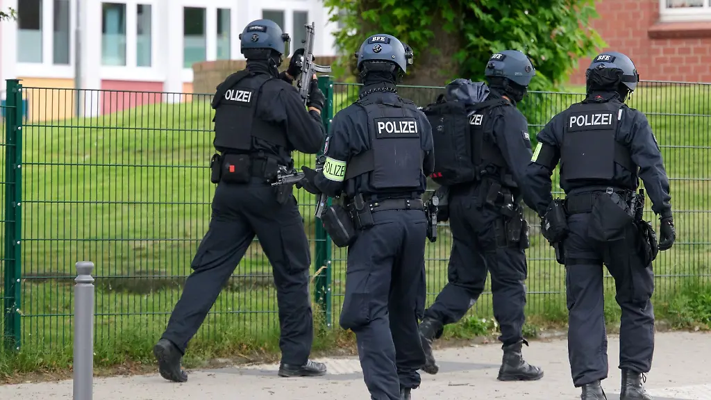 Bewaffnete-Polizisten-sicherten-das-Gebaeude