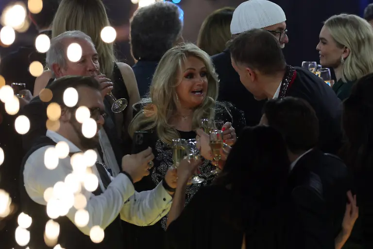 Silvester-Schlagerboom-2025-Die-Wunderlichtershow-Bonnie-Tyler-Silvester-Schlagerboom-2025-live-mit-Florian-Silbereisen-am-31-Dezember-2024-in-der-Basketballarena-des-FC-Bayern-Muenchen-BMW-Park-Muenchen