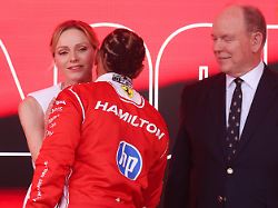 Albert und Kardashian schauen zu: Lewis Hamilton herzt Charl