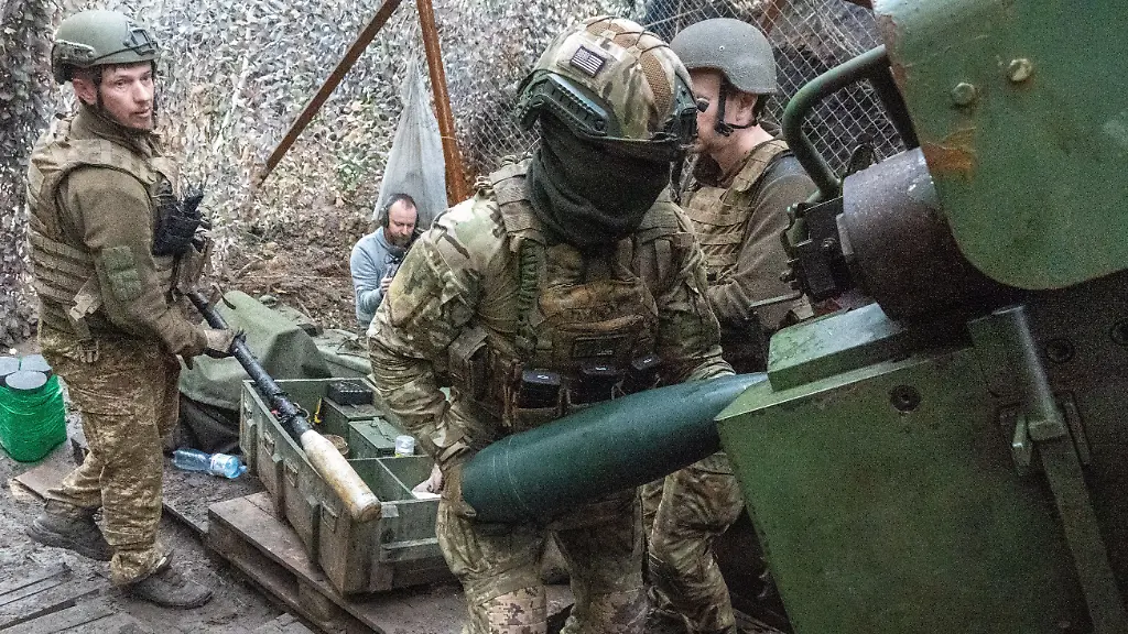 Soldaten-der-ukrainischen-Khartia-Brigade-feuern-eine-Kanone-auf-Stellungen-der-russischen-Armee-in-der-Naehe-von-Charkiw