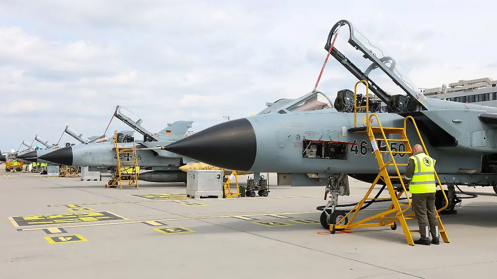 Eine-Woche-lang-uebt-die-Bundeswehr-mit-sechs-Tornado-Kampfflugzeugen-am-zivilen-Hamburger-Flughafen