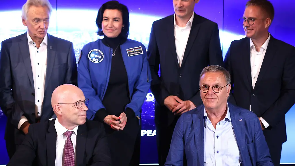 Zur-Unterzeichnung-kamen-mehrere-Gaeste-aus-der-Politik-und-von-der-ESA