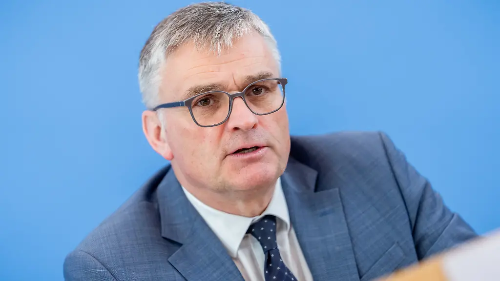 ARCHIV-22-04-2026-Berlin-Stefan-Kornelius-Regierungssprecher-spricht-bei-der-Regierungspressekonferenz-der-Bundesregierung-im-Haus-der-Bundespressekonferenz