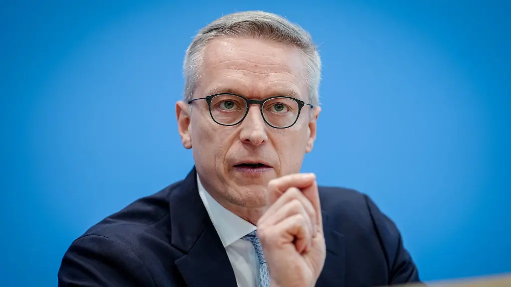 Bundesdigitalminister-Karsten-Wildberger-CDU-nennt-den-Glasfaserausbau-im-Land-Chefsache