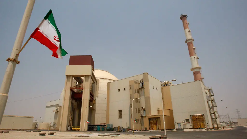 ARCHIV-21-08-2010-Iran-Bushehr-Eine-iranische-Flagge-flattert-vor-dem-Reaktorgebaeude-des-Kernkraftwerks-Buscher