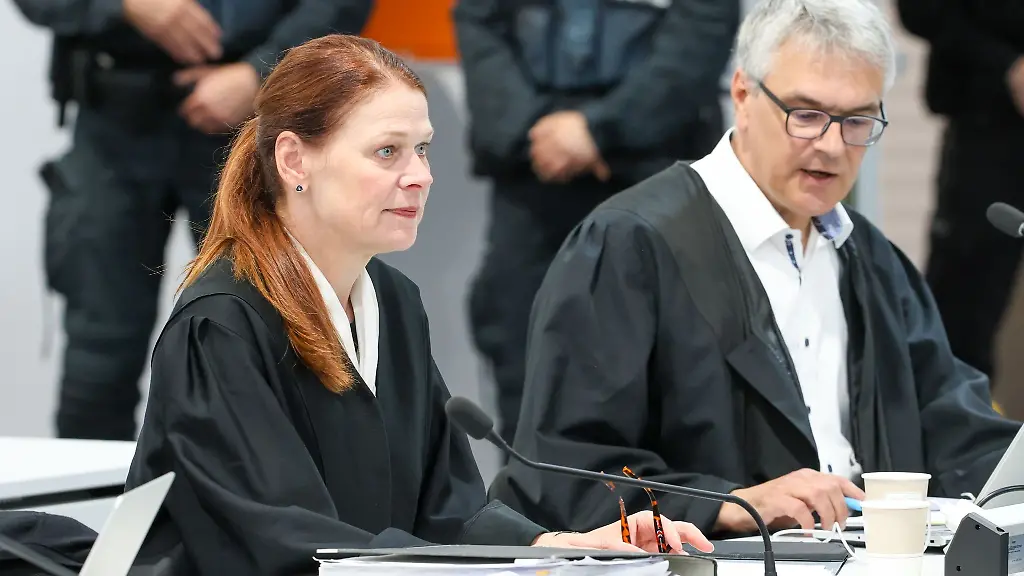 Die-Nebenklageanwaelte-Petra-Kuellmei-und-Thomas-Klaus-vertreten-mehr-als-100-Betroffene-des-Weihnachtsmarkt-Anschlags
