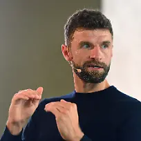 Thomas-MUELLER-Gestik-Einzelbild-angeschnittenes-Einzelmotiv-Portraet-Portrait-Portr-t-Foto-Call-im-Rahmen-des-exklusiven-Markenlaunch-von-superum-gemeinsam-mit-Fussballstar-und-Markenbotschafter-Thomas-Mueller-am-08-06