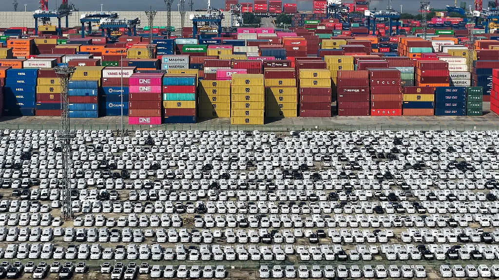 NANJING-CHINA-OCTOBER-31-2025-A-large-number-of-vehicles-waiting-to-be-exported-parked-at-Nanjing-Port-in-Nanjing-City-Jiangsu-Province-China-on-October-31-2025-The-latest-report-from-the-Passenger-Car-Market-Information-Joint-Meeting-of-the-China-Automobile-Dealers-Association-shows-that-in-the-first-three-quarters-of-2025-China-s-new-energy-vehicle-exports-reached-2-32-million-units-a-year-on-year-increase-of-52