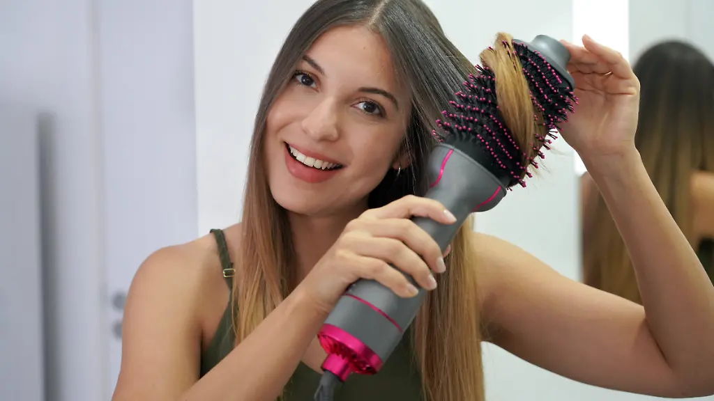 Luftig-leicht-und-voller-Bewegung-Die-Frisuren-Trends-fuer-die-heisse-Saison-setzen-auf-auffaellige-Haaraccessoires-im-Ueberfluss-und-natuerliches-Volumen