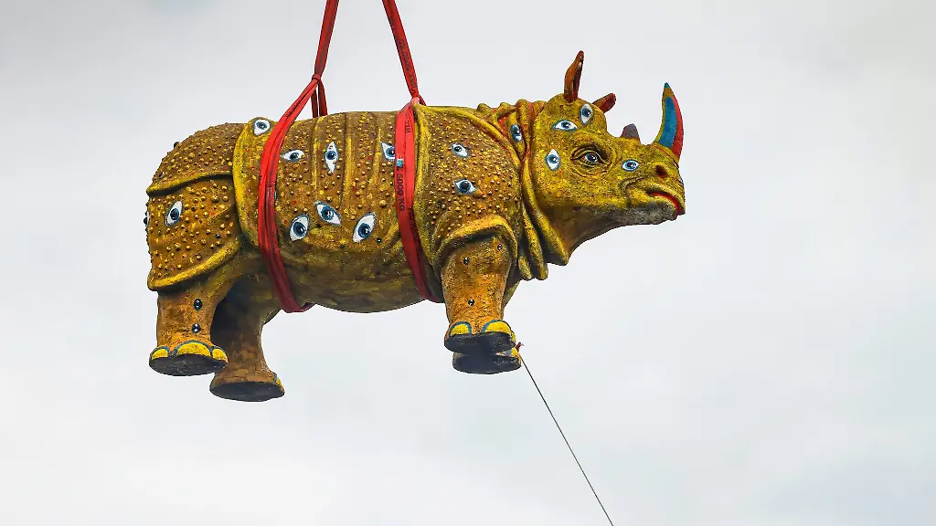 Im-Rahmen-einer-Uebung-hat-die-Berufsfeuerwehr-die-Skulptur-mit-Hoehenrettern-und-einer-Drehleiter-zurueck-an-den-angestammten-Platz-gehievt
