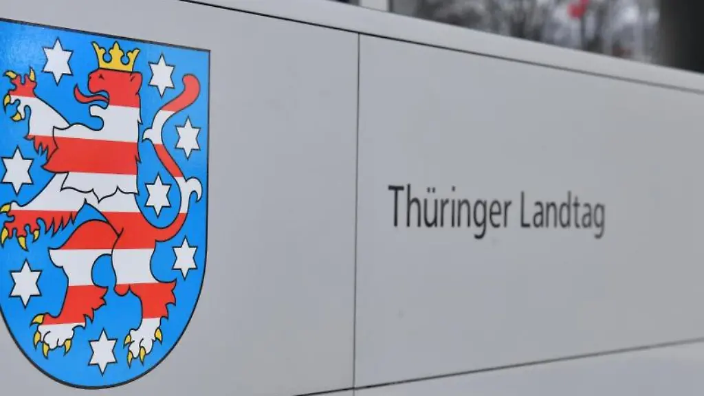 Thueringer-Landtag-steht-an-einer-Wand-vor-einem-Gebaeude