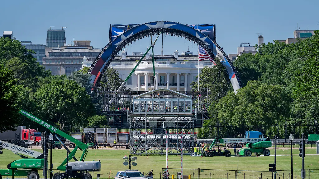 May-30-2026-Washington-Distirct-Of-Columbia-United-States-Contractors-work-on-construction-and-preparations-on-the-White-House-South-Lawn-ahead-of-the-planned-UFC-Freedom-250-event