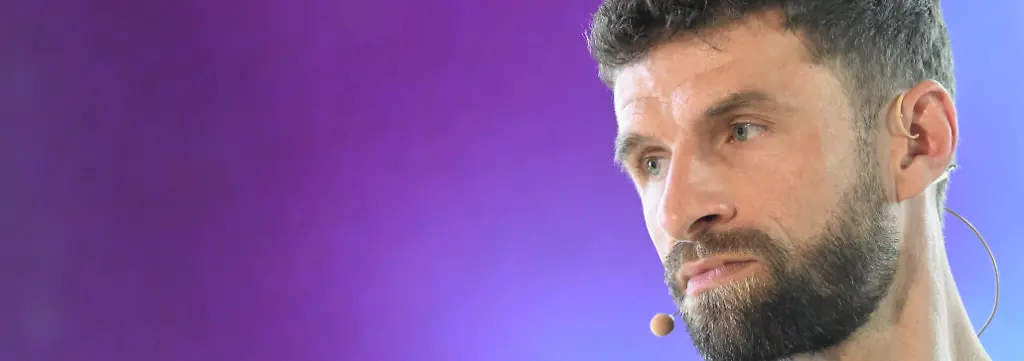 Fussballer-und-TV-Experte-Thomas-Mueller-waehrend-einer-Pressekonferenz-Er-reist-am-heutigen-Tag-zur-Fussball-WM-nach-Nordamerika