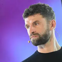 Fussballer-und-TV-Experte-Thomas-Mueller-waehrend-einer-Pressekonferenz-Er-reist-am-heutigen-Tag-zur-Fussball-WM-nach-Nordamerika